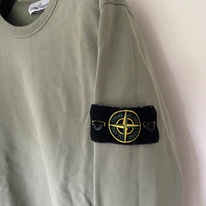 Stone island tröja - En fin stone island tröja inköpt på Nk Göteborg. Nypris 1399. Sparsamt använd tröja i fint skick. Storlek Small 