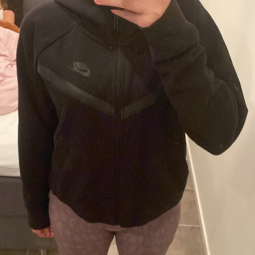 Nike Tech Fleece full zip hoodie i svart, köpt för 1099kr på JD sport, använd fåtal gånger och i fint skick. Tjejmodellen. Jätteskön och fin till vintern. . Hoodies.