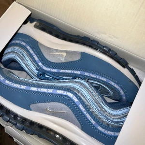 Nike Air Max 97 - Absoluta favoritdojorna i ett tag nu, får tyvärr inte längre användning och säljes! Fint skick utan defekter, jag har 36.5/37.5 k storlek så en aning små i storlek! Passar prefekt nu då dem har reflexer på sig 😍 