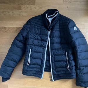 Moncler Jacka Fernand (Medium, 2) - Säljer nu min moncler jacka som är storlek medium (2), en mindre medium, jackan är lite för kort för mig nu.  Tyvärr så är cartoon biten på jackan borta, men den kan legit checkas på deras hemsida med hjälp av koden på jackan!   Nypris 10.000kr