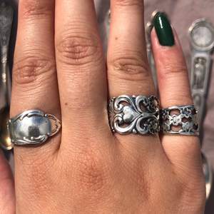 Säljer egna silver ringar. Går att beställa men är begränsat antal av vissa ringar! Vill du beställa skickar du de mått du vill ha i mm på ringen. Jag polerar självklart ringarna innan och slipar de fint!🥰💍 det är fri frakt på köpet!! 