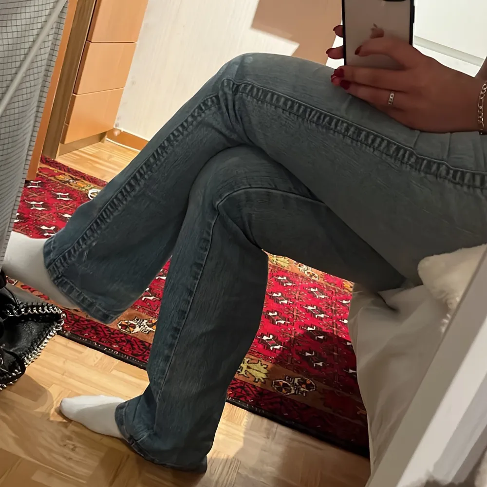 jättefina gamla ljusblåa low waist jeans. för långa för mig som är 165. passar mig som vanligtvis har storlek S eller 36, men skulle helt klart också passa M beroende på hur man vill att de ska sitta. Jeans & Byxor.