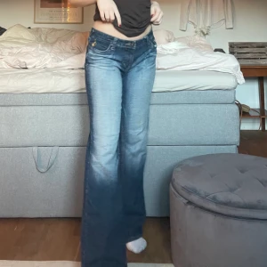 Lågmidjade jeans - Snygga lågmidjade jeans köpta second hand! 