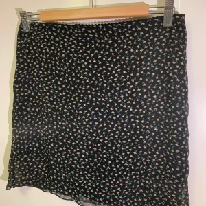 Kjol från Brandy Melville  - Fin o höstig kjol från brandy som tyvärr blivit för liten. Motsvarar ca XS/S