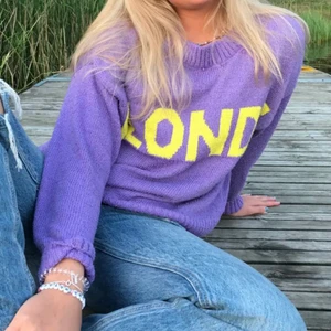Stickad tröja - Säljer denna snygga stickade tröjan från märket Reserved. Lila fin tröja med texten BLONDE på. Den är i storlek M men passar mig som vanligtvis är en S. Köptes här på Plick men har inte kommit till så stor användning på senaste. Säljer för 150kr + frakt. 