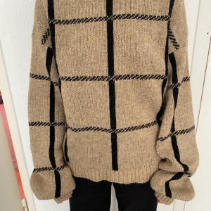 Stickad tröja - En stickad tröja från NAKD som är sparsamt använd och är i storlek xs men stor i storleken. Nypris 349kr men jag säljer för 100kr! 