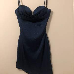 Säljer en slutsåld oh polly klänning. Mörkblå med paljetter perfekt för tillfällen som tex nyår! Använd 1 gång
