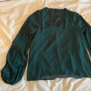 Mörk grön blus i storlek Xs från Vero Moda