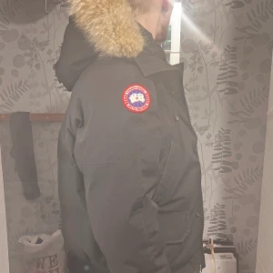 Äkta jacka Canada goose. - Säljer denna goding inköpt 2013 om jag minns rätt :) varit otroligt försiktigt så syns knappt den är använd