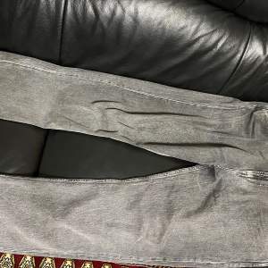 Gråa sköna jeans som är knappt använda! Fin färg och bra passform ( relaxed fit )