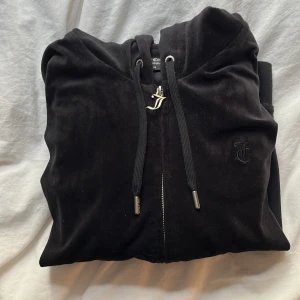 Juicy kofta - Hej! Säljer nu min älskade juicy kofta💗 den är svart och i stl M men dom är väldigt små i storlekarna💗skriv vid minsta lilla fråga💗