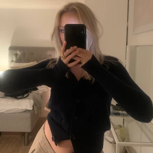 Snygg kofta från Ganni  - Snygg mörkblå stickad kofta från Ganni  Sticks inte!!