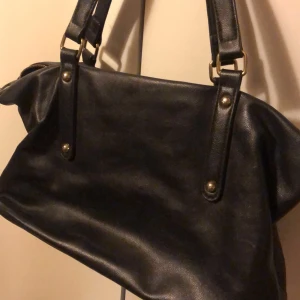 Väska - Jättefin och praktisk väska med fler fack och dragkedja i! Finns även axelrämm till