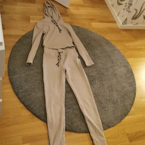 Tränings set  - Provat hemma inte använt ett sett från stronger storlek small beige färg 
