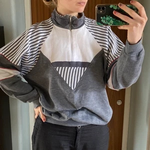 Tröja - Asnajs sweater men behöver plats i garderoben. Möts upp i Stockholm eller skickar mot fraktkostnad <3