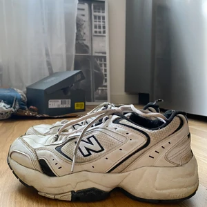 New Balance 452 - De är i bra skick, lite smutsiga på utsidan och lite slitet vid ”hälen” på insidan. Annars superfina🥰strl 38, men passar också mig som vanligtvis har 39 