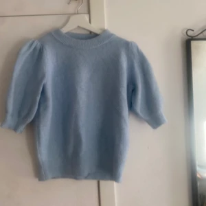 Stickad t shirt - Jätte fin blå stickad t shirt i storlek S Köpte för 300 kr men säljer för 100 