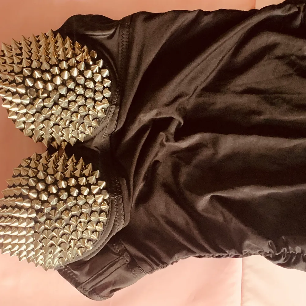 Spike dress fitting S/M. Super stretchy fabric. Perfect for alternative gals ❤️. Klänningar.