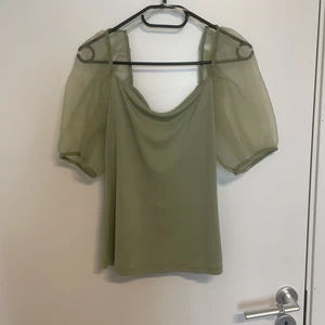  Gina Tricot  - Köpt från Gina aldrig använt riktigt fin kropp är i pistasch färg ungefär jättesöt färg som sagt 