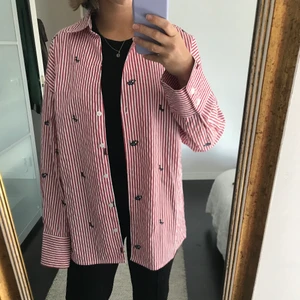 Skjorta - På mig en oversized skjorta med röd vita ränder och detaljer med ögon💕