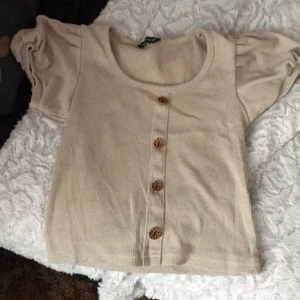 Topp - Säljer topp då den e för liten bara testat fåtal gånger jätte fin💕köpte den i Makedonien 🇲🇰