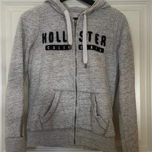 Fin tröja från hollister -stl xs -nytt skick -nypris 500 -finns byxor till!!!
