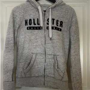 Fin tröja från hollister -stl xs -nytt skick -nypris 500 -finns byxor till!!!