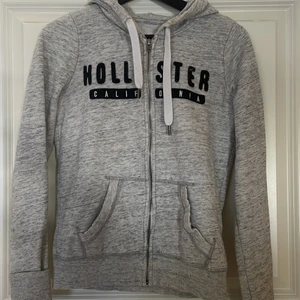 Hollister tröja - Fin tröja från hollister -stl xs -nytt skick -nypris 500 -finns byxor till!!!