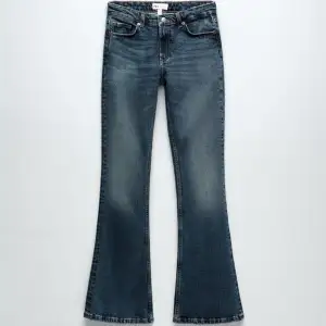 Säljer helt oanvända slutsålda lågmidjade flare jeans från Zara🤍  Storlek: 38 