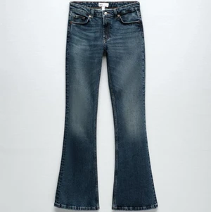 Lågmidjade bootcut jeans Zara - Säljer helt oanvända slutsålda lågmidjade flare jeans från Zara🤍  Storlek: 38 