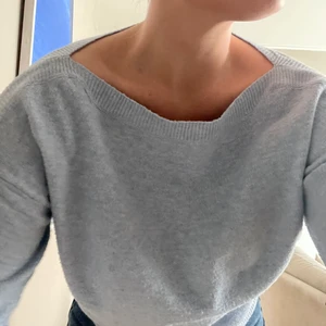 ICHI stickad tröja  - Slutsåld stickad tröja från ICHI. Otroligt mjuk. Fin ringning. Ljusblå. Strl S (passar s-l) Nypris 700kr. Säljer för 150kr eller bud (exklusive frakt. 