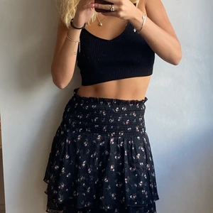 Svartblommig kjol - Svartblommig kjol från BikBok i strl S. Högmidjad med resor så passar även större och mindre storlekar. Kan mötas upp i Göteborg annars står köpare för frakt. Skriv privat vid intresse. 