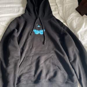 Säljer min fina hoodie från TheCoolElephant i storlek S!💞 Köpte den för 600 kr! Skriv för fler bilder, köparen står för frakten!💞