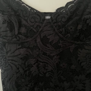 Svart spetts body - Super fin, aldrig använd 