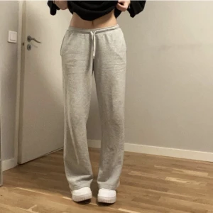 Lågmidjade byxor  - Säljer dom populära helt slutsålda lågmidjade byxorna från BikBok