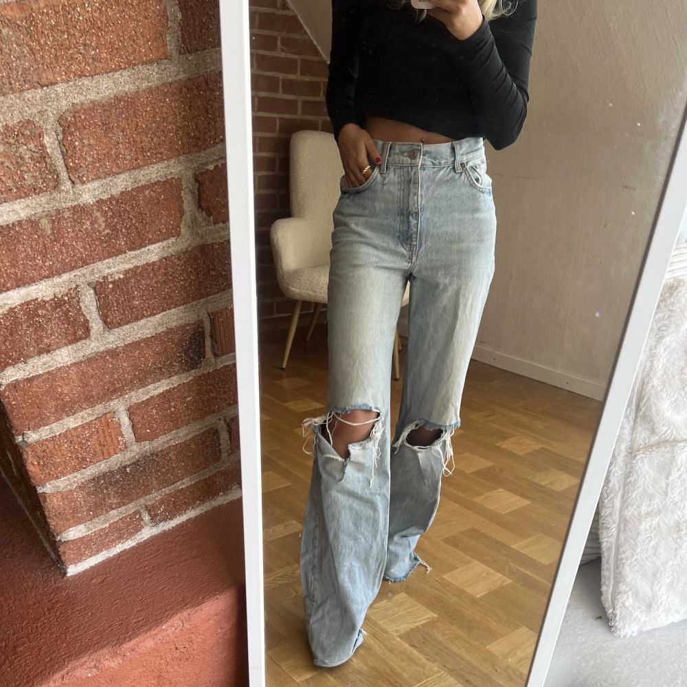 Sjukt snygga ljusblå jeans från Zara i storlek 34 som säljs då de tyvärr är alldeles för långa för mig (har klackar på bilden).Hör av er vid frågor eller fler bilder 🌸. Jeans & Byxor.