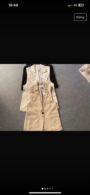 stradivarius väst - från märket stradivarius,  finns två färga krämvit och beige, storlek L men bra oversized passfom för S, nya och med prislappen, beige är linne. 159 stycke