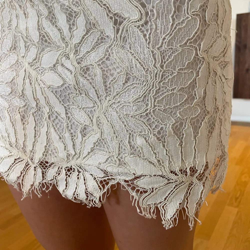 En vit, kort, snygg kjol från Juicy Couture.  Köpt i London  för nått år sedan  Storlek 2, som en XS Endast använt 2-3 gånger . Kjolar.