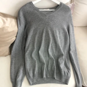 V-neck tröja grå  - En grå vneck som är XL fast passar som L. Mycket bra skick, oanvänd!