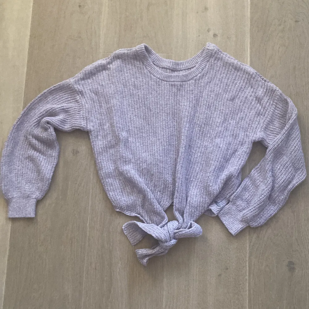 Stickad lila tröja med knyte från Hollister i storlek XS. Endast använd 1 gång!. Tröjor & Koftor.
