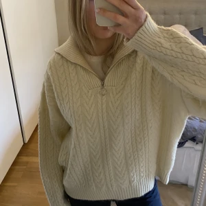 Stickad tröja - Fin stickad tröja från chiquelle. Färgen är lite krämvit🥰Tröjan är nästan aldrig använd, endast ett fåtal gånger🫶🏻