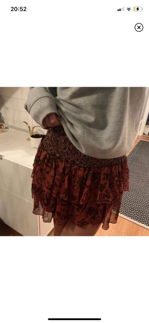 Zara kjol  - Säljer denna fina kjolen därav att den bara inte kommer till användning. Helt i nyskick och nästan aldrig använd.