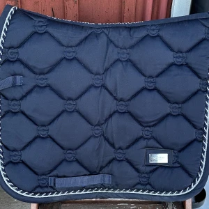 Equestrian Stockholm schabrak  - DRESSYRSCHABRAK MIDNIGHT BLUE I storlek cob, bra skick och frakt tillkommer,💙