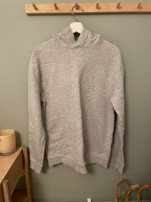 Grå hoodie - Grå hoodie från Cubus. Endast använd ett fåtal gånger, därför i mycket bra skick☺️