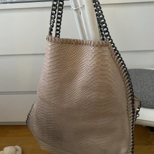 Beige medelstor väska - Väldigt snygg beige stor väska! 💗Köpt här på plick men säljer då jag fick en liknande i present. Väskan är i ett bra skick men har små fläckar där den är lite mörkt men inget man tänker på! Köparen står för frakt. Kontakta mig om ni har frågor💗