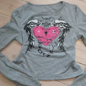 Y2k tröja - En 2000s tröja, nästan helt oanvänd. Storlek xs men stretchig