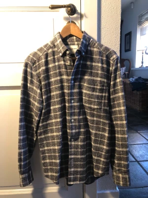 Overshirt, these glory days - Min favorit, galet snygg och väldigt skön.  Märke: These glory days  Skick: 9/10 Nypris: 700 kr Mitt pris: 200 kr  Storlek: S  Färg: grå, vit, svart  Perfekt till årstider, med tröja eller t-shirt under, allt funkar perfekt. 