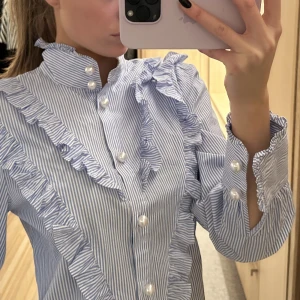 Custommade blus - Säljer min supersöta blus från märket ”custommade”.  Aldrig använd!  Passar perfekt till jobb och skola💘 Skriv gärna för fler bilder!!!!