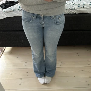 Lågmidjade jeans - Så snygga jeans som passar perfekt nutill våren och sommaren! Midjemått 38 tvärsöver, innerben 80 cm! ”Köp nu” vid snabb affär 🙏🏼