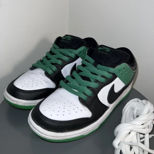 Nike SB dunk low ‘classic green’ - Knappt använda Nike dunks! Vita snören som är oanvända tillkommer. Säljer då de inte kommer till användning. Har tyvärr slängt lådan och fick skorna i present så saknar kvitto men äkthetskoll på checkcheck finns! 